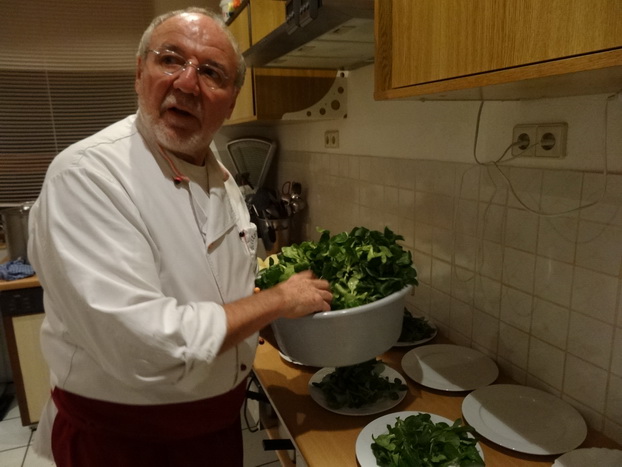 "Ritter Günter" in seinem Element - Bei der Zubereitung von Hunsrücker Klößen mit Feldsalat